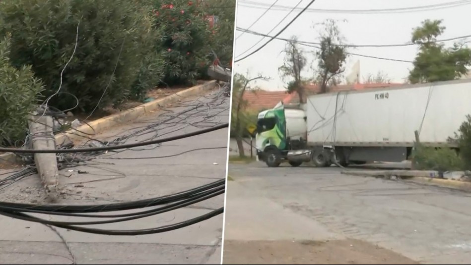Chofer no conocía la ruta: Camión arrasa con postes de luz en Ñuñoa y lleva más de 12 horas en el mismo lugar
