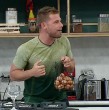 En el capítulo 135 de El Internado, Tom Brusse comenzó a reírse de la salida de Fabio Agostini del reality y recibió varias críticas.