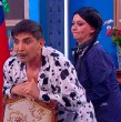 En los mejores momentos de Detrás del Muro, Tapia (Patricio Fuentes) requirió la ayuda de Chofi (Paola Troncoso), luego de aparecer resfriado.