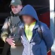 Conoce acá los detalles de la detención de un sujeto durante el copamiento de Carabineros en estaciones de Metro y paraderos del transporte público.