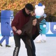 La municipalidad de Las Condes inauguró una pista de patinaje en hielo para darle la bienvenida al invierno y la notera de Mucho Gusto, Darynka Marcic, decidió mostrar sus habilidades sobre los patines.