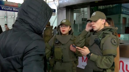 Carabineros realiza nuevo copamiento en estaciones de Metro: Controles de identidad aleatorios a pasajeros