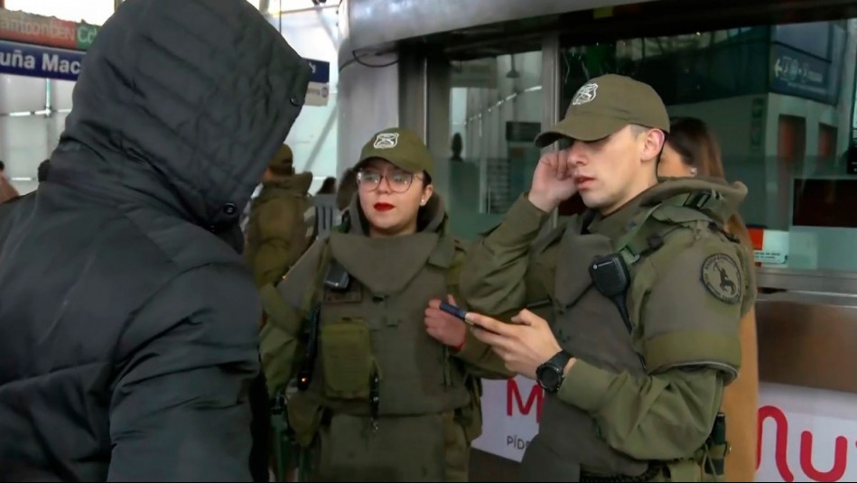 Carabineros realiza nuevo copamiento en estaciones de Metro: Controles de identidad aleatorios a pasajeros