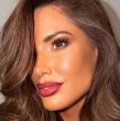 Gala Caldirola deslumbra a sus seguidores en Instagram con un sofisticado y llamativo look en color cereza intenso.