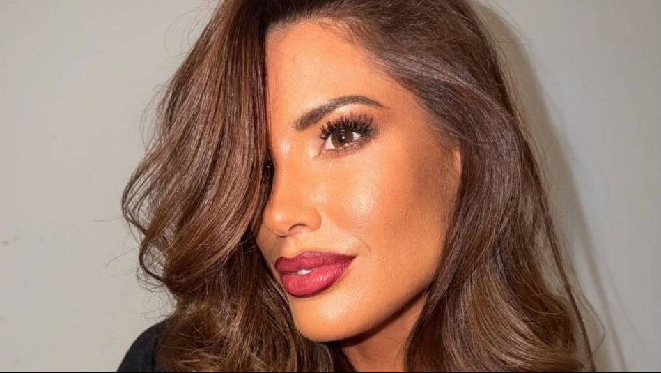 'Como una copita de vino': Gala Caldirola cautiva a sus seguidores con un audaz total look en tono cherry