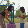 En el capítulo 312 de El Jardín de Olivia, Diana (Nicole Espinoza) corrió a abrazar a Olivia (Violeta Silva) apenas la vio en el parque y sintió alivio inmediato al comprobar que está sana y salva.