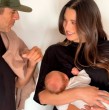 Tita Ureta compartió tiernas postales de ella con su hija Cala y su esposo Spiro a dos semanas del nacimiento de la niña.