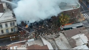 Bomberos busca a hombre que estaría desaparecido tras incendio y derrumbe de casona en barrio Yungay