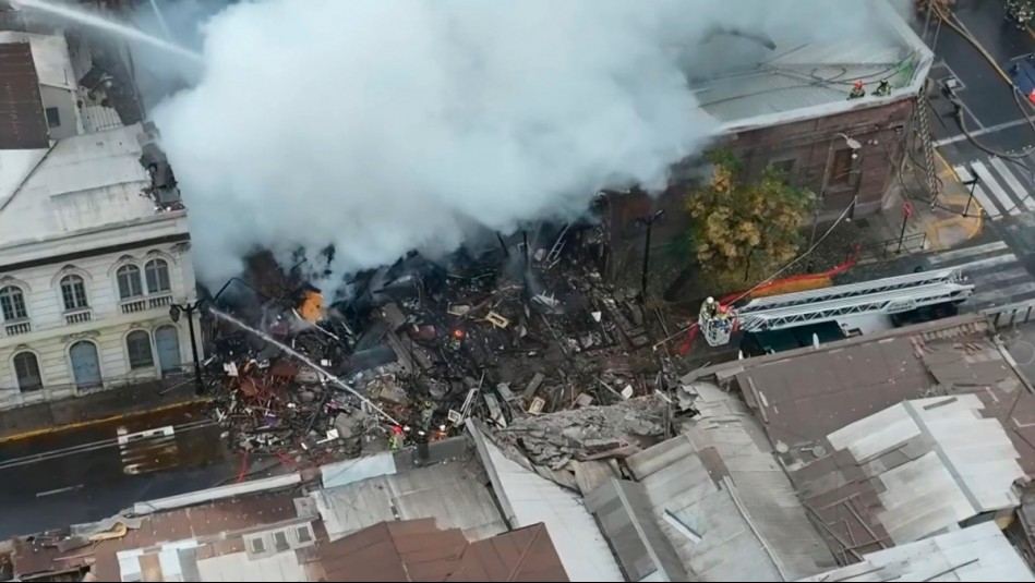 Bomberos busca a hombre que estaría desaparecido tras incendio y derrumbe de casona en barrio Yungay