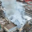 La jornada de este martes comenzó con un incendio en una antigua casona del barrio Yungay, cuya estructura colapsó, dejando a su paso dos personas lesionadas y una desaparecida.