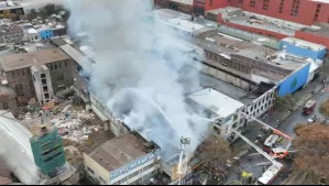 Incendios en Santiago Centro este martes: Una casona antigua y una galería comercial consumidas por el fuego