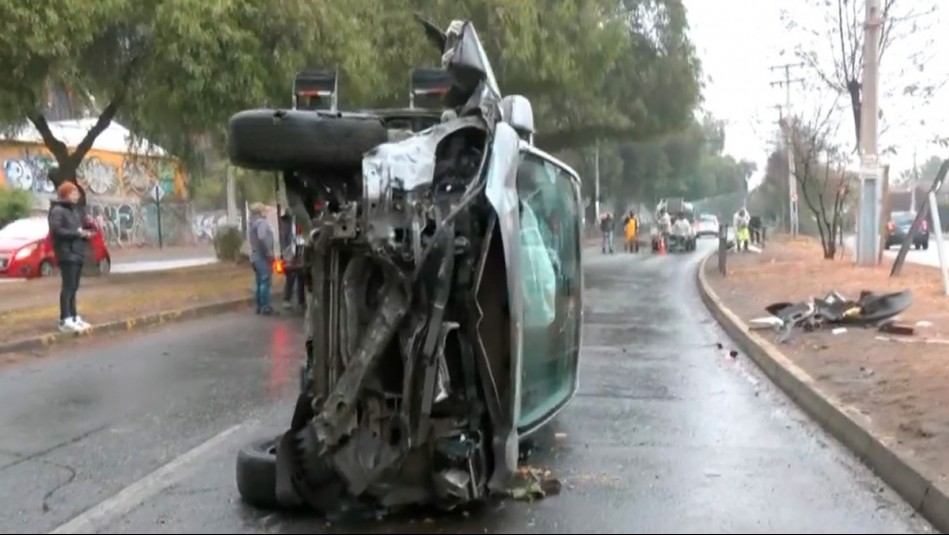 Impactante accidente en Puente Alto: Camioneta vuelca tras choque con barrera de contención