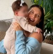 Eugenia Lemos compartió unas encantadoras y tiernas postales con su hija Alegra donde aparecen combinando sus prendas.