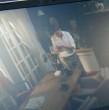 En el capítulo 316 de El Jardín de Olivia, el comisario Renzo Mardones (Víctor Montero) interrogó a Luis Emilio (Alejandro Trejo) tras la muerte de Lalo Acosta (Jorge Denegri).