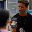 En el capítulo 316 de El Jardín de Olivia, Franco (Emilio Edwards) se puso su vieja placa de la policía para buscar a Clemente (Pipo Gormaz).
