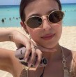 Ignacia Antonia disfruta en las playas dominicanas de La Romana con floridos y brillantes outfits.