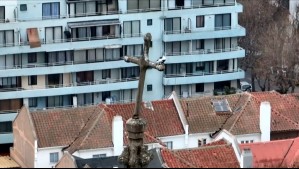 ¿Caerá? Alarma por inclinación de cruz en histórica iglesia de Viña del Mar