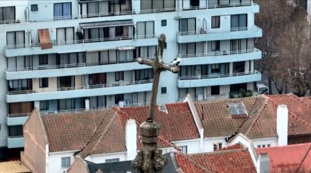 ¿Caerá? Alarma por inclinación de cruz en histórica iglesia de Viña del Mar