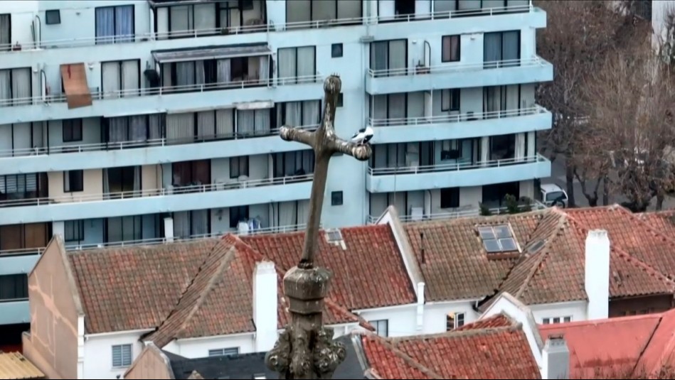 ¿Caerá? Alarma por inclinación de cruz en histórica iglesia de Viña del Mar