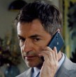 En el capítulo 317 de El Jardín de Olivia, el comisario Mardones (Víctor Montero) tomó el teléfono de Diana (Nicole Espinoza) y se comunicó directamente con Clemente (Pipo Gormaz), que en ese momento escapaba en auto de la ciudad.