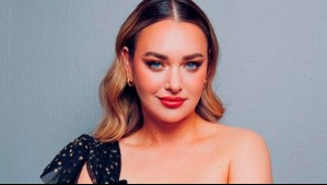 Con un cercano y divertido video: Madre de Daniela Nicolás modela los productos de belleza de sus hijas