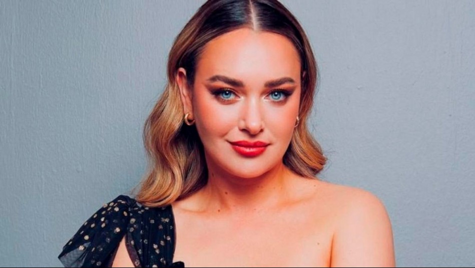 Con un cercano y divertido video: Madre de Daniela Nicolás modela los productos de belleza de sus hijas