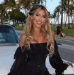 La propuesta de Oriana buscó realzar la tendencia por la superposición de prendas y se complementó con un accesorio clave, como lo es una cartera de la marca YSL.