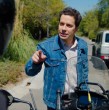 En el capítulo 324 de El Jardín de Olivia, Diana (Nicole Espinoza) vio al motorista de negro mientras iban al encuentro con Clemente (Pipo Gormaz). Preocupada, le advirtió a Bastián (Alonso Quintero) de su presencia.