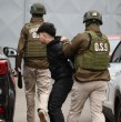 Mira acá la desafiante actitud de uno de los imputados por crimen de niño en su llegada al tribunal.