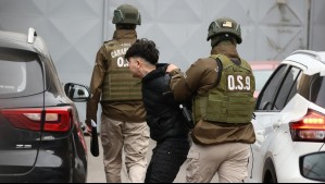 Forcejeos, empujones y golpes: La desafiante llegada al tribunal de uno de los imputados por crimen de niño
