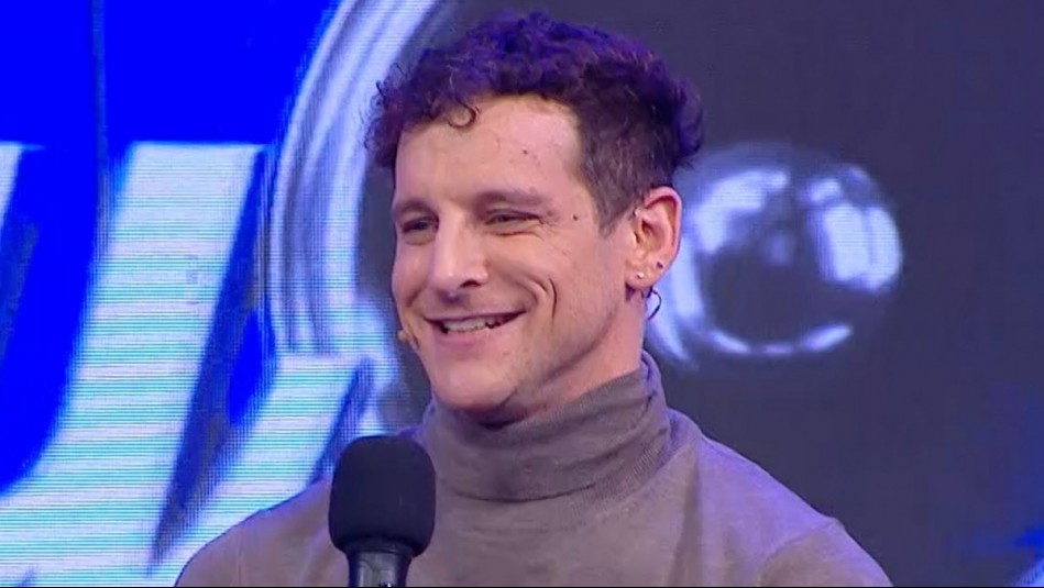 Eyal Meyer pone a prueba su memoria al cantar el éxito 'Bailando' de Enrique Iglesias en Dale Play