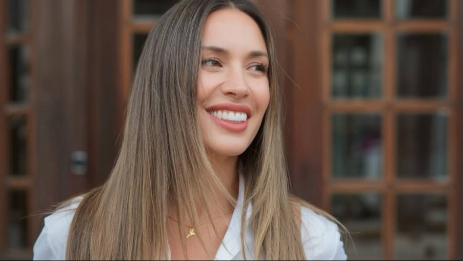 'Simboliza amor, poder y energía': Vanesa Borghi se siente empoderada en un sensual vestido rojo pasión