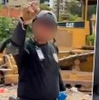 Mira acá el video que muestra a policías venezolanos robando dólares entre los escombros tras devastadores terremotos.