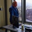 En el capítulo 330 de El Jardín de Olivia, Luis Emilio (Alejandro Trejo) retomó el poder en las sombras en el Grupo Walker Capital y una de sus primeras órdenes fue cambiar a Iris, la secretaria, por una mujer más joven y atractiva.