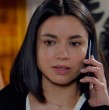 En el capítulo 331 de El Jardín de Olivia, Clemente (Pipo Gormaz) llamó a Diana (Nicole Espinoza) mientras ella estaba de visita en el departamento de Vanessa (Begoña Basauri). Debía contarle algo urgente.