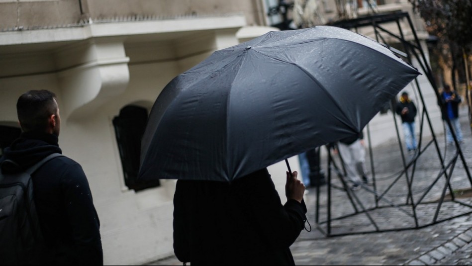 Lluvia en Santiago: Alejandro Sepúlveda anticipa a qué hora precipitará en la capital