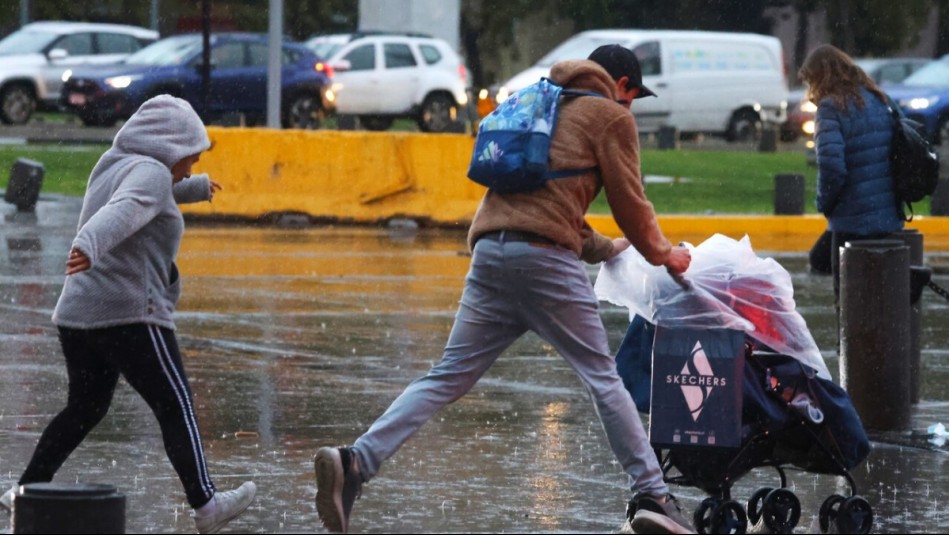 'Ingresa potente sistema frontal con río atmosférico': Pronostican hasta 150 mm de lluvia y riesgo de desborde