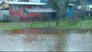 Intenso temporal cae sobre Valdivia y deja calles anegadas: Furgón queda atrapado por acumulación de agua