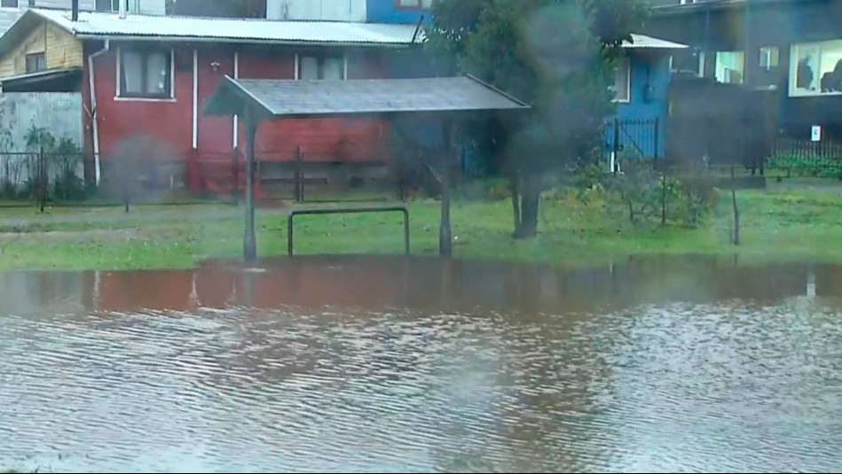 Intenso temporal cae sobre Valdivia y deja calles anegadas: Furgón queda atrapado por acumulación de agua