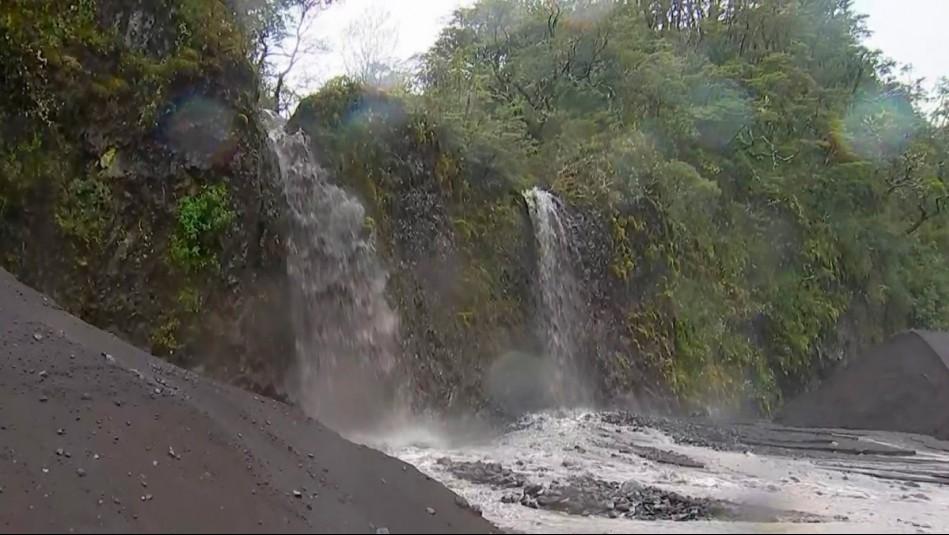 Intenso temporal provoca derrumbe y mantiene cerrada la ruta entre Puerto Varas y Petrohué