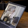 En el capítulo 334 de El Jardín de Olivia, Luis Emilio (Alejandro Trejo) esperó su reunión con Jessica (Ignacia Sepúlveda) mirando un video en su computador.