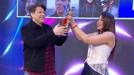 Recibió Gaviota de Plata y Oro: Andrés de León emociona con inesperada presentación en Dale Play