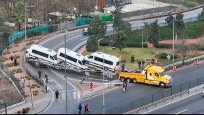 Conductor argentino siguió el GPS: Camión con furgones volcó y bloqueó Américo Vespucio en Cerrillos