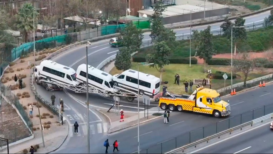 Conductor argentino siguió el GPS: Camión con furgones volcó y bloqueó Américo Vespucio en Cerrillos