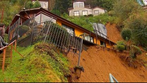 Tras fuerte temporal: Casa en Corral al borde del derrumbe por deslizamiento de tierra