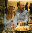 La teleserie marca el regreso de Mónica Godoy y su debut en el Área Dramática de Mega como Paloma, la esposa de Dante (Andrés Velasco): una pareja que sufrirá preocupaciones económicas.