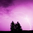Conoce acá las regiones con aviso de tormentas eléctricas.