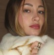 Florencia Araneda compartió en Instagram unas fotos en las que luce un vestido negro de cóctel con escote drapeado en la espalda.