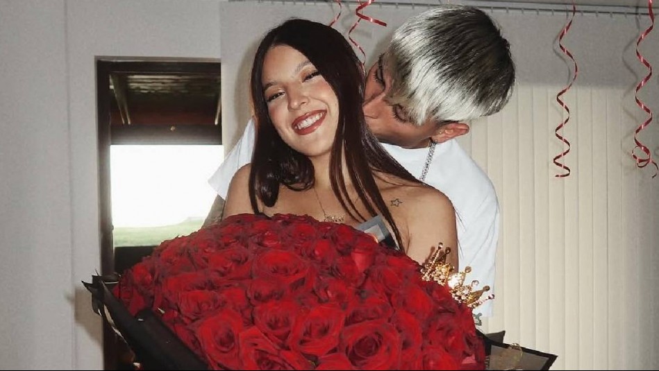 Flores y brillantes: El romántico intercambio de regalos entre Ignacia Antonia y Ak4:20 por sus 2 años juntos