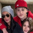 Pamela Díaz rebosa de felicidad luego de que su hijo Mateo Neira, de 18 años, hiciera su debut oficial como modelo profesional en una sesión fotográfica.